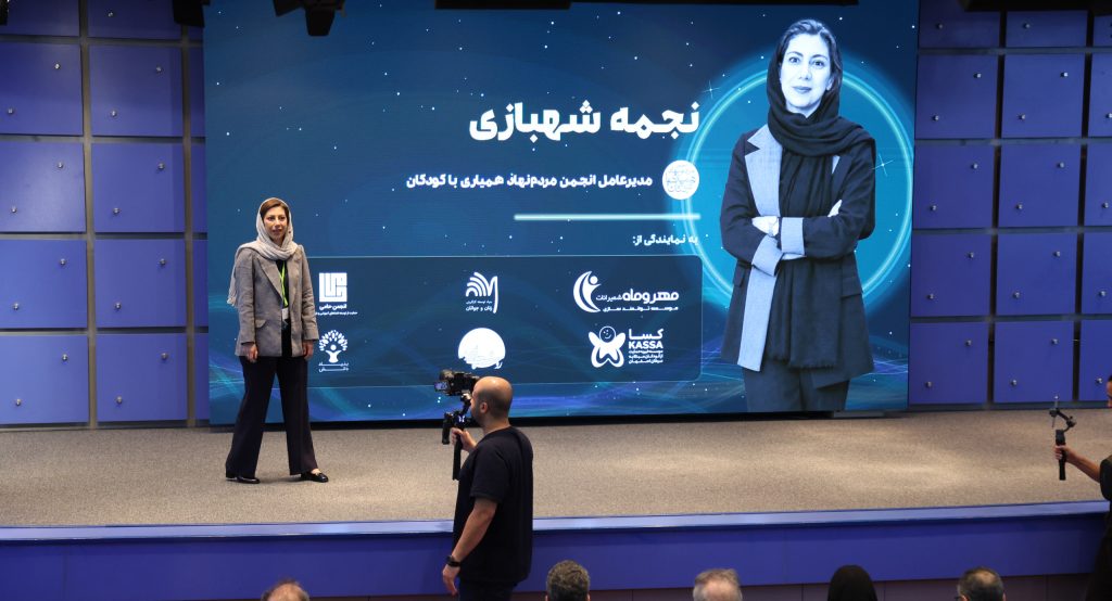 نجمه شهبازی مدیرعامل انجمن مردمنهاد همیاری با کودکان پویش همیاری در رویداد ضربآهنگ پایداری